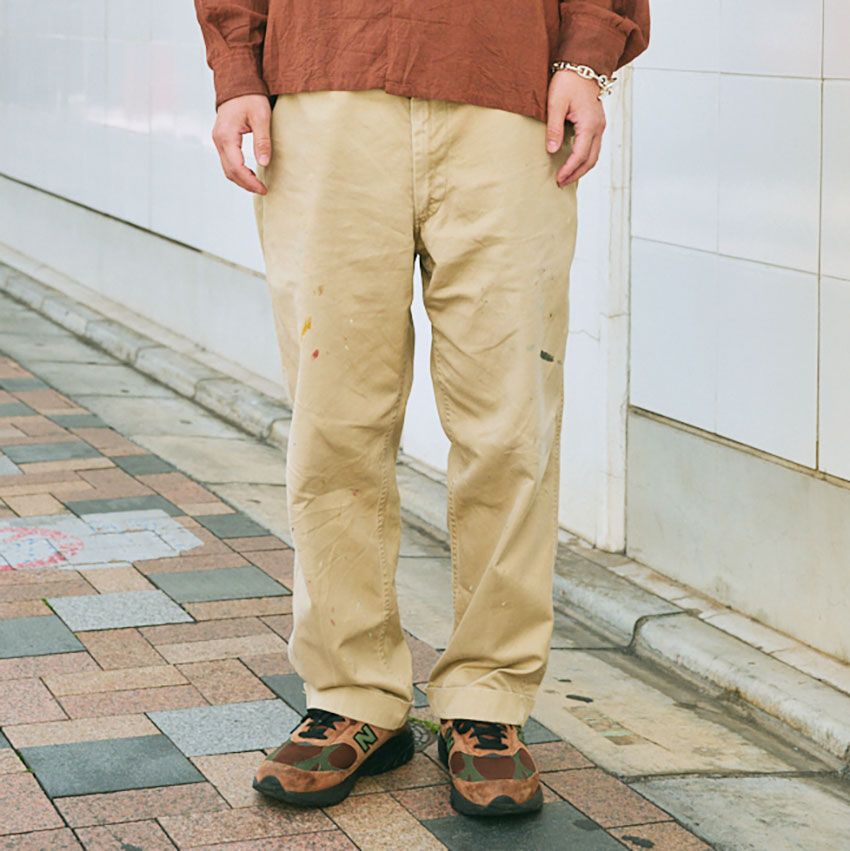 ゆったりめの“ベージュのパンツ”、どのブランドを、どんなコーデに仕上げるのが正解？ - 1枚目の画像