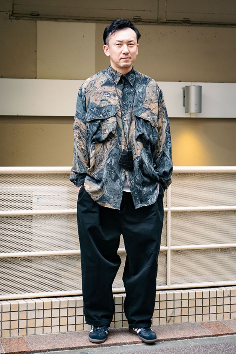 シャツ=デッサンドモード パンツ=古着 シューズ=アディダス 腕時計=タグホイヤー ネックレス、ブレスレット=ともにメゾンマルジェラ