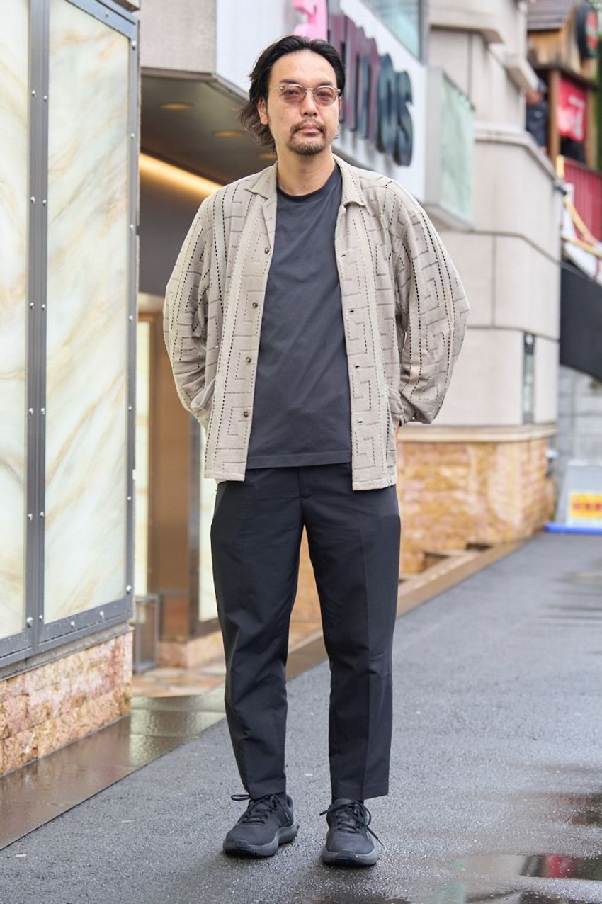 GU、ディッキーズetc.汎用性No.1の“黒パンツ”、洒落者たちが選んだブランドと着こなし - 6枚目の画像