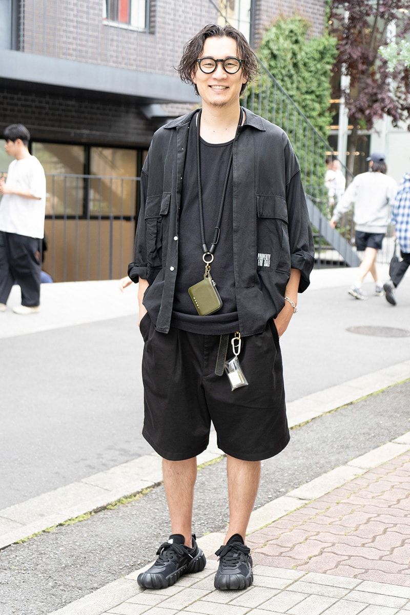シャツ=エッセイ ショーツ=ジーユー スニーカー=オニツカタイガー 眼鏡=レスカ