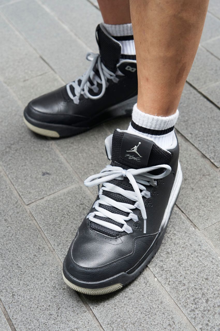 「GU」の黒ショーツが万能すぎる！普段着がサマになる3人のリアルコーデをスナップで - 7枚目の画像