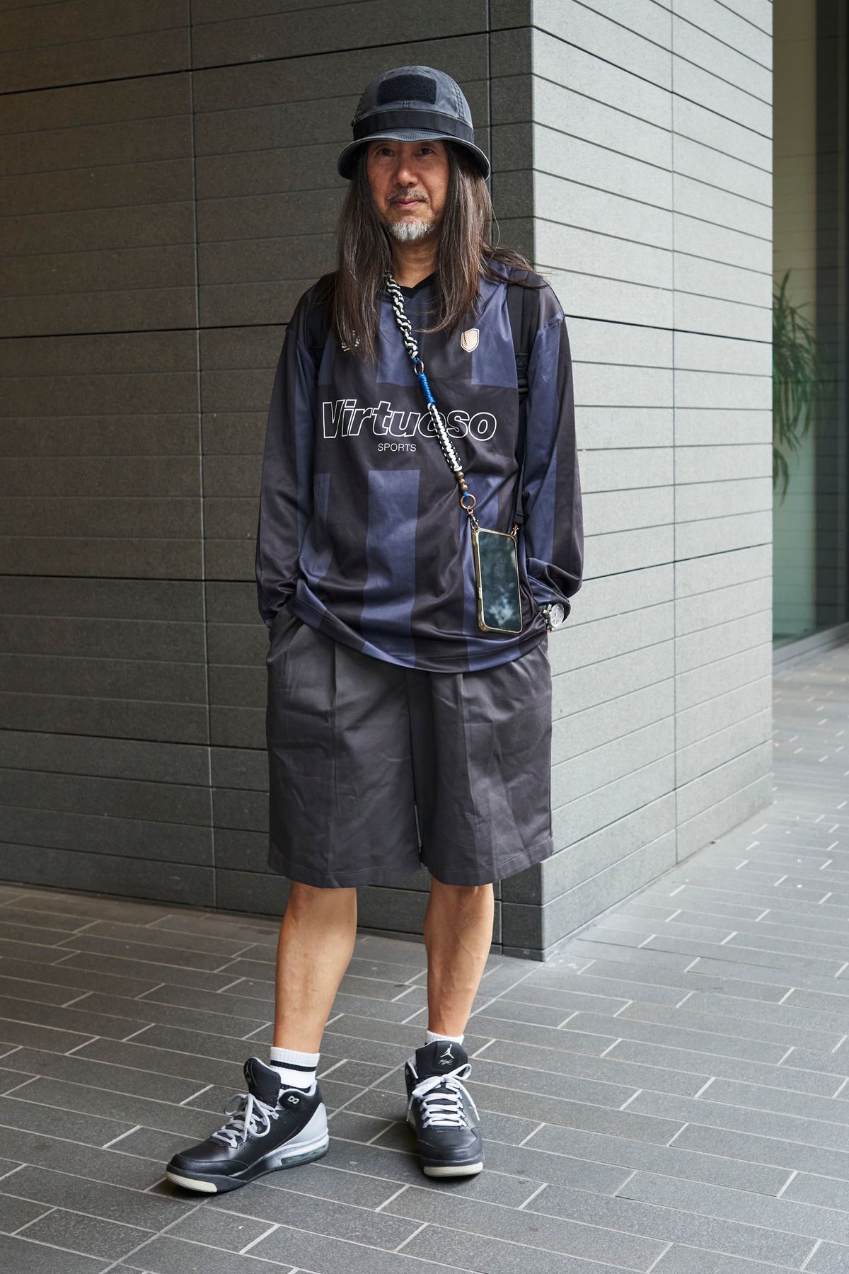 カットソー=エイチアンドエム パンツ=ジーユー シューズ=ナイキ 帽子=ニューエラ バッグ=アウトドアプロダクツ 腕時計=ルイヴィトン リング=カルティエ