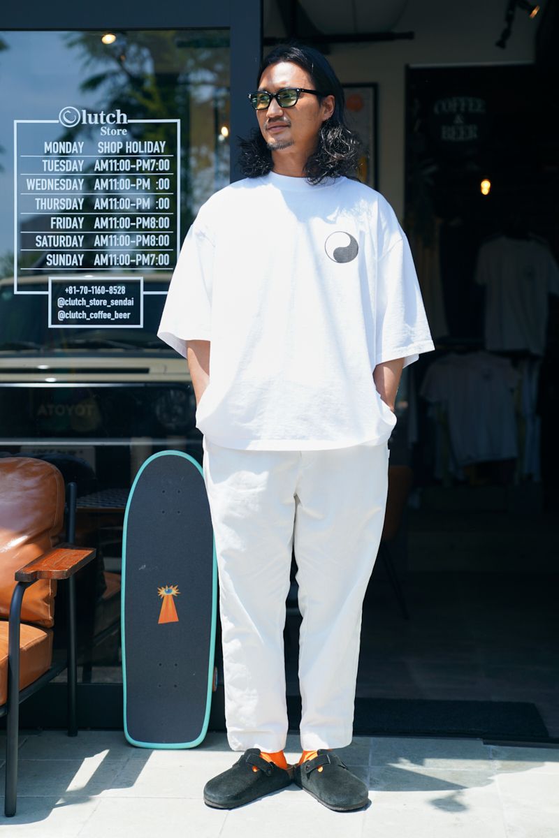 Tシャツ、パンツ＝ともにワックス　シューズ＝ビルケンシュトック　眼鏡＝エポキ　リング＝ザハントニューヨーク