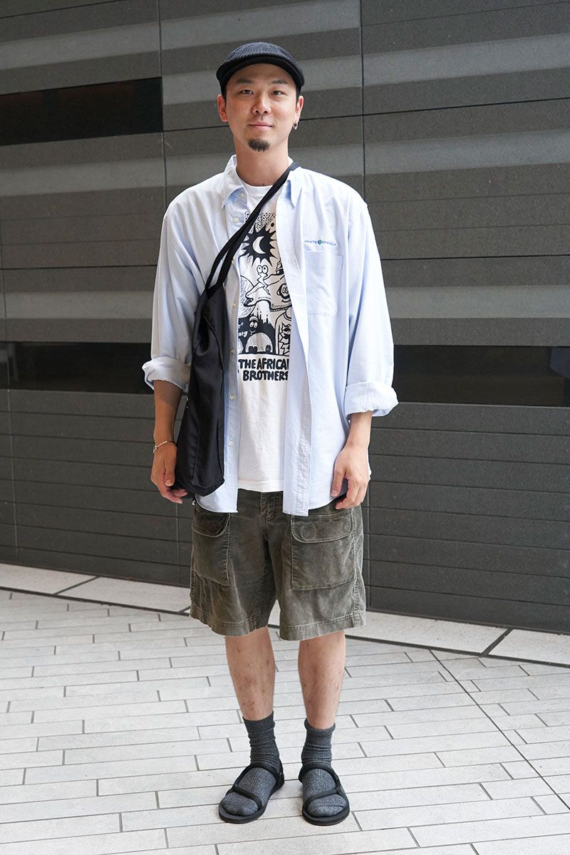 シャツ、Tシャツ、パンツ、バングル=すべて古着 シューズ=モンベル 帽子=エトス
