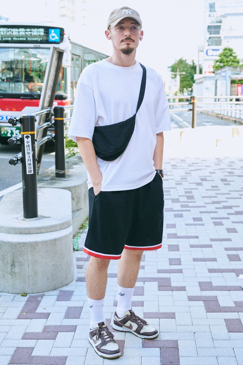 Tシャツ、バッグ=ともにユニクロ パンツ、シューズ=ナイキ 帽子=ニューエラ×モマ 眼鏡=キュービッツ 腕時計=アップル