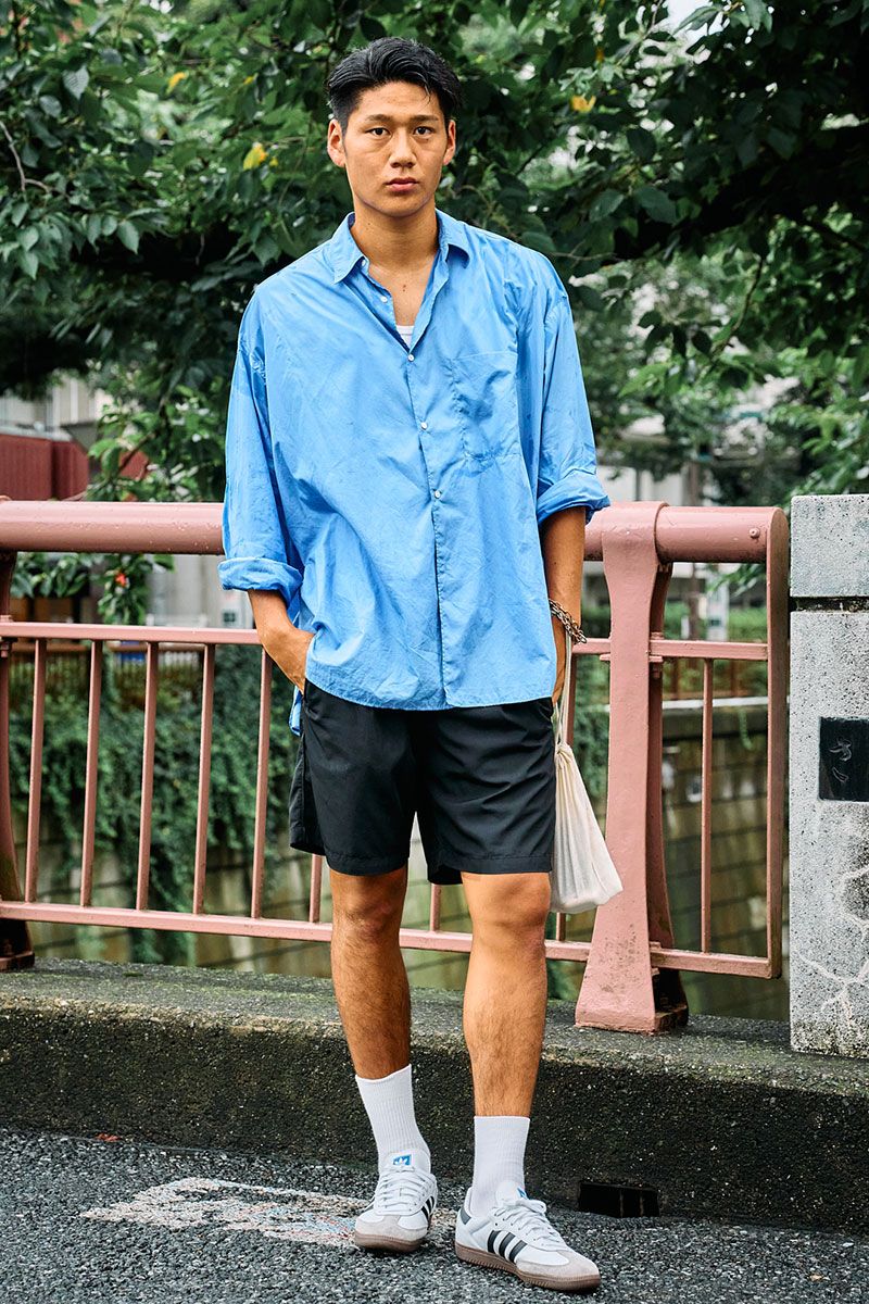 シャツ＝グラフペーパー　パンツ＝エイチビューティーアンドユース　シューズ＝アディダス　ブレスレット＝アワーレガシー