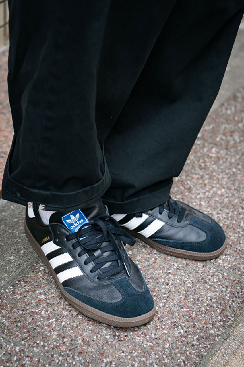 お洒落な人の足元にはアディダスの黒スニーカー！ 着こなしポイントをスナップで解説 - 3枚目の画像