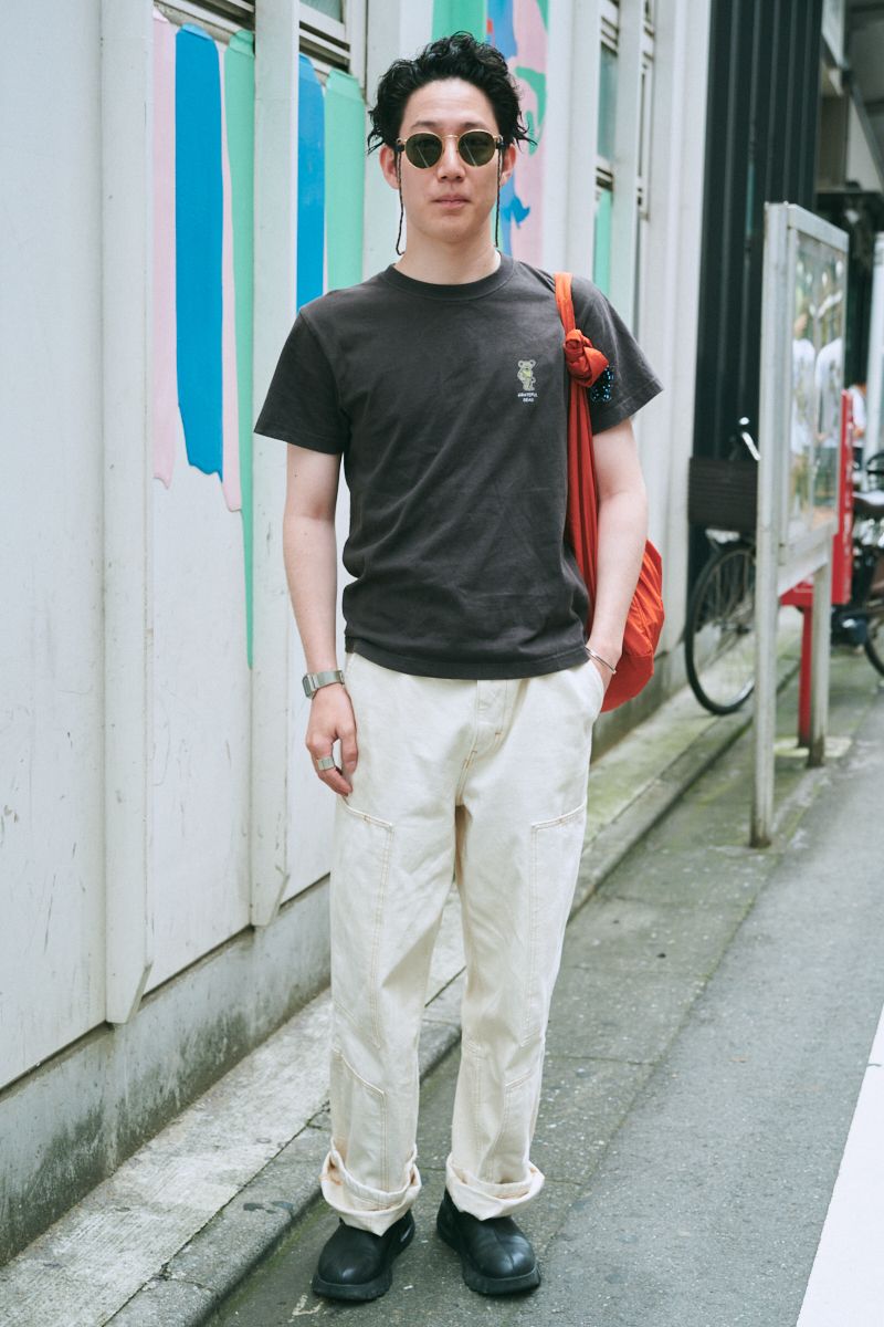 Tシャツ＝古着　デニム、シューズ＝ともにザラ　眼鏡＝レイバン　バッグ＝カスタネ　腕時計＝カシオ　バングル＝ティファニー　リング＝ノーブランド