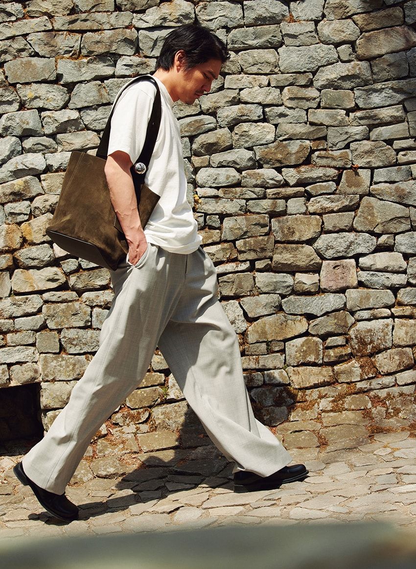 バッグH33×W28×D28cm 39万7100円、パンツ14万800円［予価］、靴15万700円／すべてロエベ（ロエベ ジャパン　03-6215-6116）