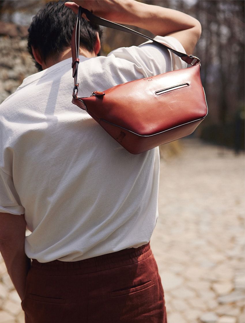 バッグH16.5×W39×D9cm 40万9200円、パンツ14万1900円／ともにベルルッティ　0120-961-859