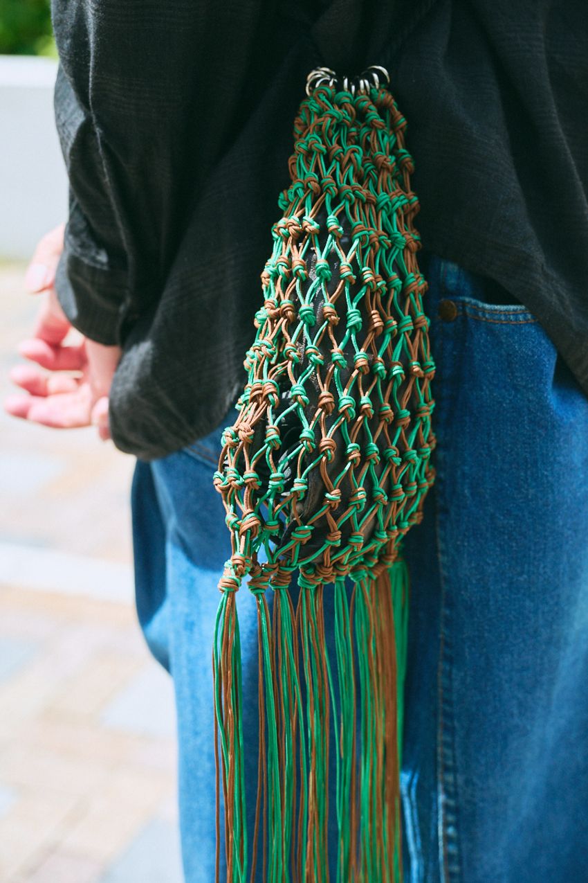 無難な黒トップスをどう活かす？デニム、ワークパンツetc三者三様の合わせ方をスナップで - 3枚目の画像