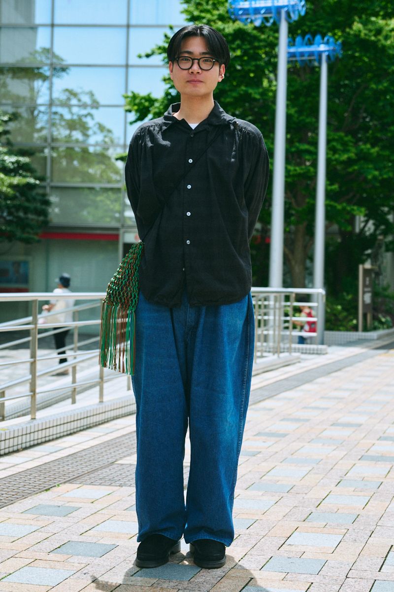 シャツ＝エーアイイー　デニム＝ラングラー　シューズ＝パブリックトウキョウ　眼鏡＝モスコット　バッグ＝ジルサンダー　リング＝ヴィンテージ