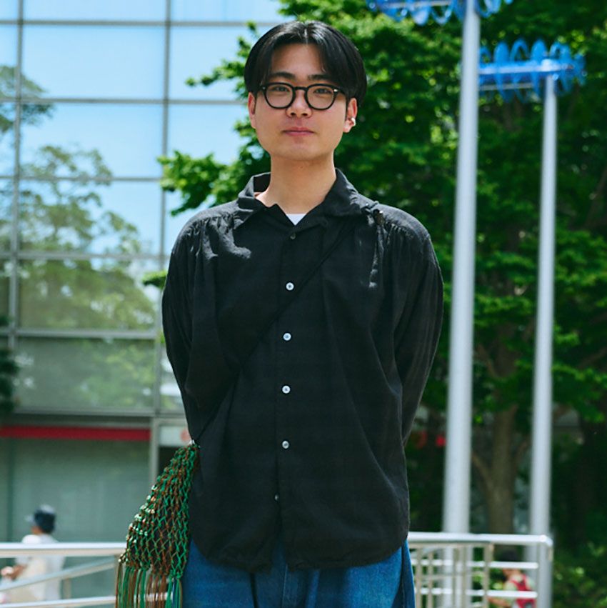 無難な黒トップスをどう活かす？デニム、ワークパンツetc三者三様の合わせ方をスナップで - 1枚目の画像