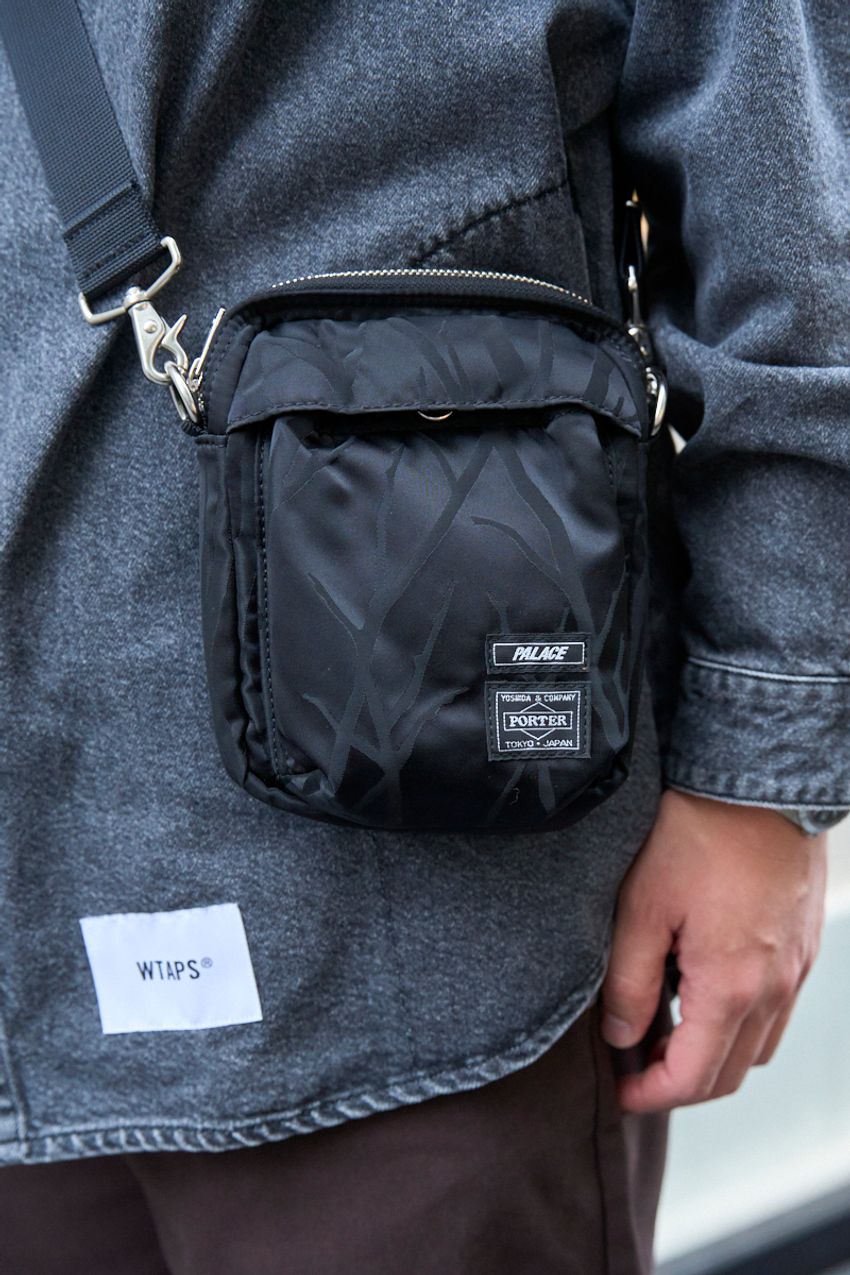 無難な黒トップスをどう活かす？デニム、ワークパンツetc三者三様の合わせ方をスナップで - 6枚目の画像