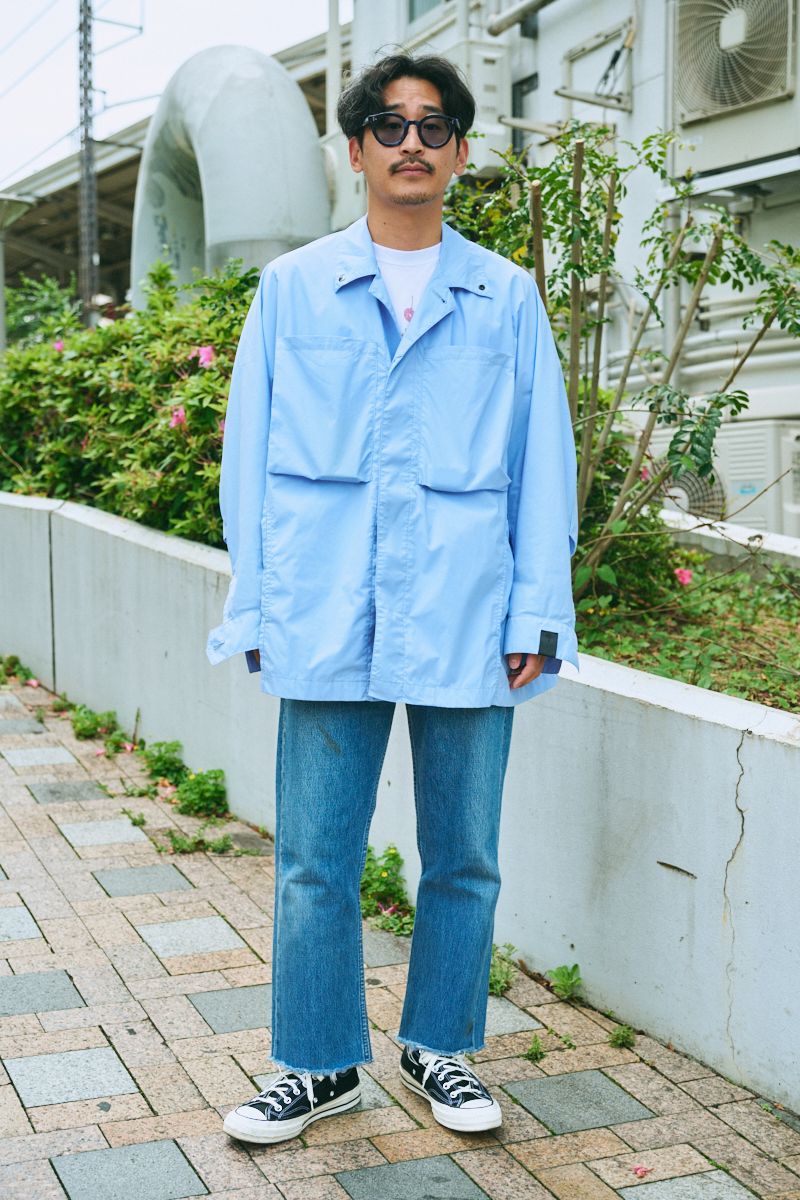 シャツ＝エヌハリウッド　Tシャツ＝グッドロックスピード　デニム＝リーバイス　シューズ＝コンバース　眼鏡＝マックスピティオン　腕時計＝セイコー　バングル＝ヴィンテージ