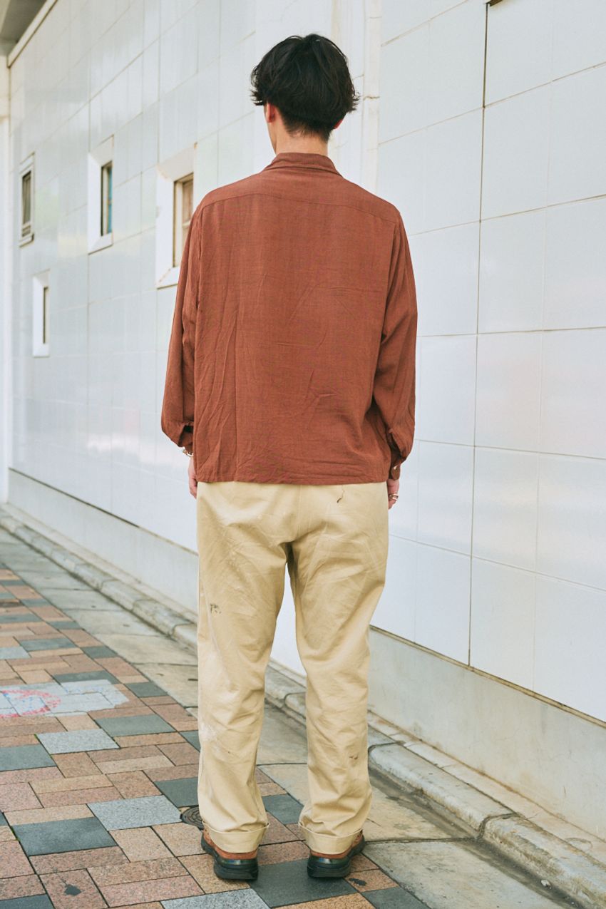 今季人気の「暖色系コーデ」3選。洒落者3名が取り入れたアイテムはシャツ、チノパンetc. - 3枚目の画像