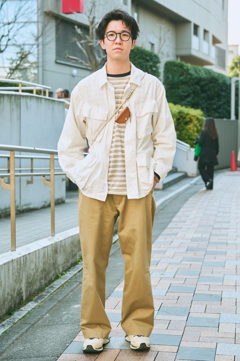 シャツ＝エスエイチ　Tシャツ＝バトナー×アダム エ ロペ　パンツ＝ユニバーサルプロダクツ　シューズ＝サロモン　眼鏡＝キャスアイウェア　バッグ＝エドロバートジャドソン　バングル＝ショロジュエリー　リング＝トムウッド