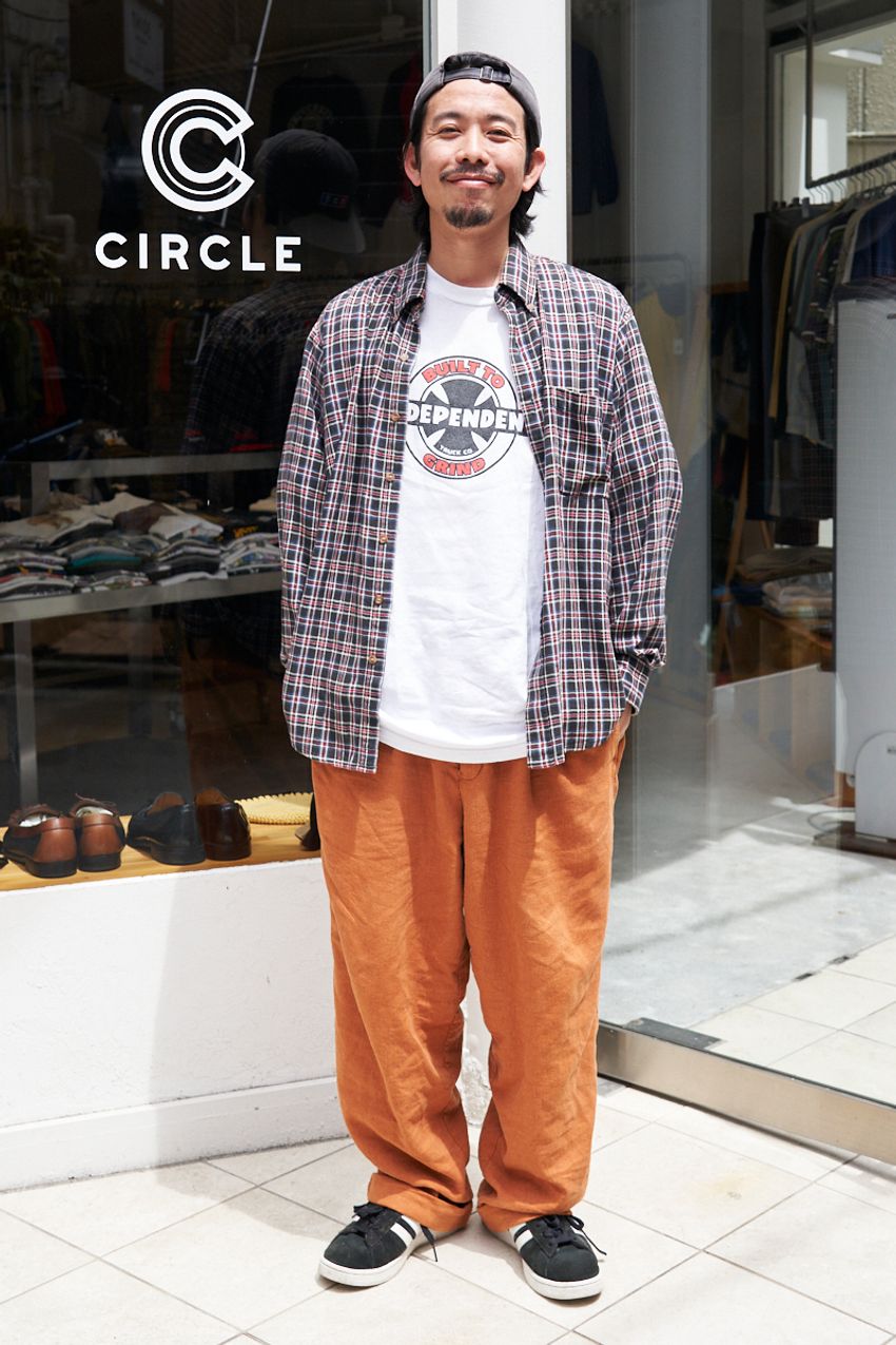 今季人気の「暖色系コーデ」3選。洒落者3名が取り入れたアイテムはシャツ、チノパンetc. - 10枚目の画像