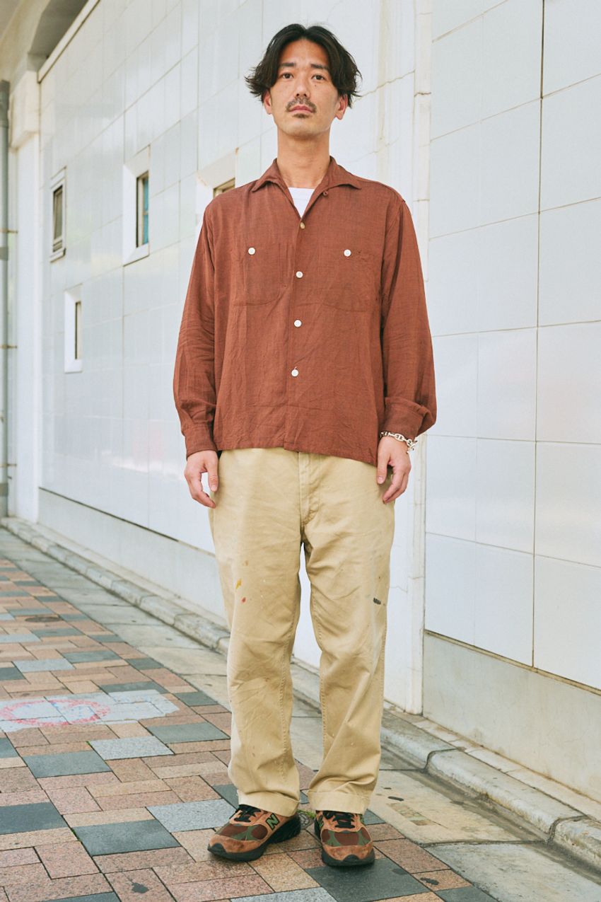 今季人気の「暖色系コーデ」3選。洒落者3名が取り入れたアイテムはシャツ、チノパンetc. - 2枚目の画像