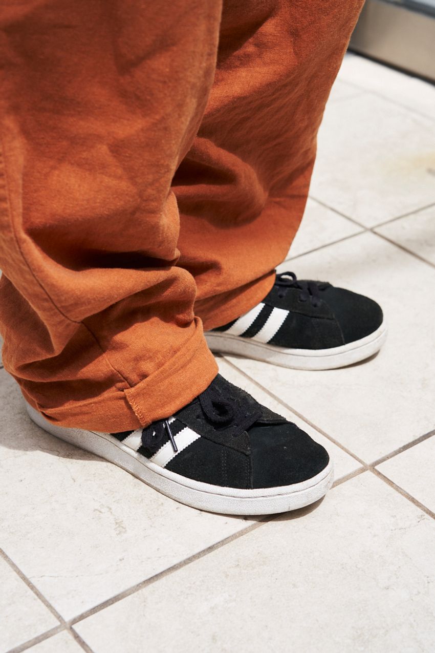 今季人気の「暖色系コーデ」3選。洒落者3名が取り入れたアイテムはシャツ、チノパンetc. - 12枚目の画像