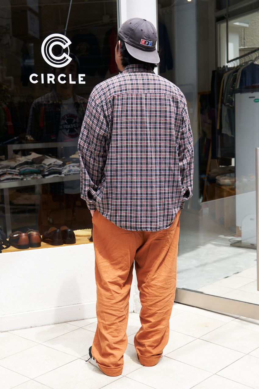 今季人気の「暖色系コーデ」3選。洒落者3名が取り入れたアイテムはシャツ、チノパンetc. - 11枚目の画像