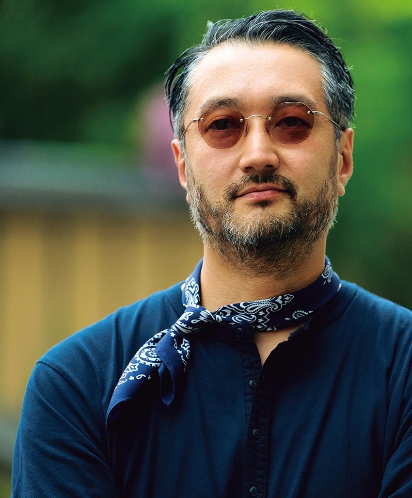 メタルフレームの定番「マンレイ」をリムレスに進化させた「ヘックス アールダブリュー」。オリジナルで染色した高発色なレンズを使用。6万3800円／アヤメ　03-6455-1103