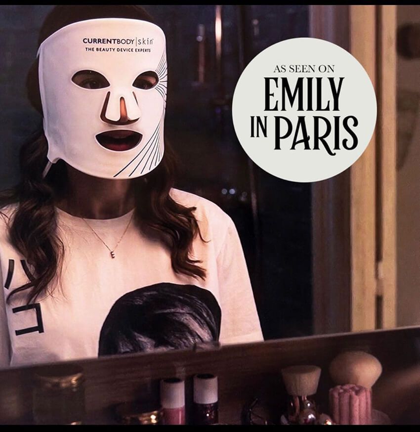 ドラマ『エミリーインパリス』で、「カレントボディ」のマスクを着用しているリリーコリンズ。