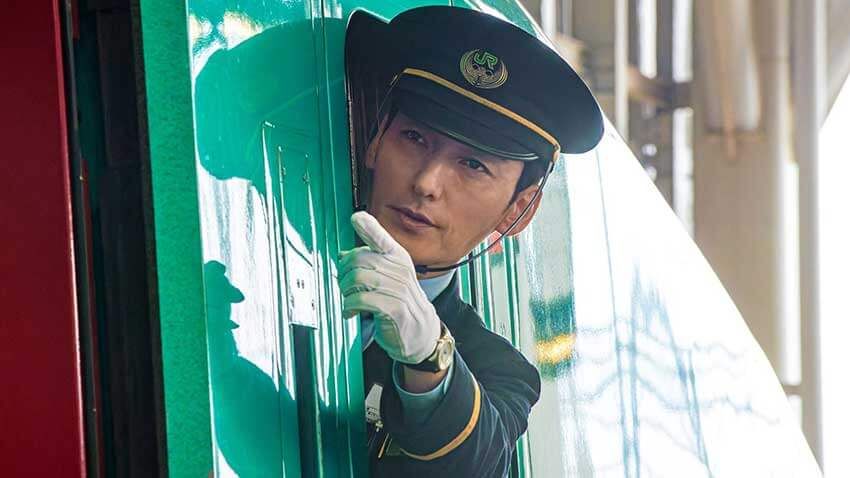 初登場、世界2位を記録した話題のNetflix映画『新幹線大爆破』。主演は車掌役の草彅剛が務める（画像：Netflix）