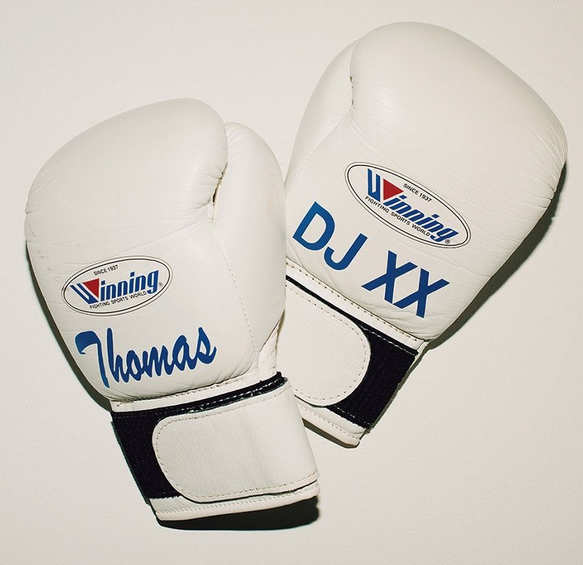 白地に青の文字が映えるキックボクシング用グローブ。“Thomas”は島田さんの愛称なのだ。