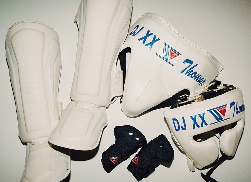 グローブ同様に誂えたヘッドギアやカッププロテクター。気分を盛り上げるギア類は必携。