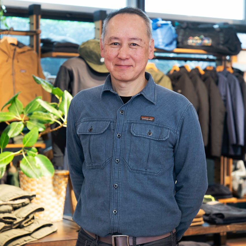 篠 健司さん⚫︎パタゴニア日本支社・環境プログラム・ディレクター。1988年に入社し、広報や店舗運営、物流部門を経て、2004年から環境分野を担当。助成金や非資金的支援を通じた環境団体の支援などに尽力。1% FOR THE PLANET日本窓口や、複数の環境団体の理事も務める。