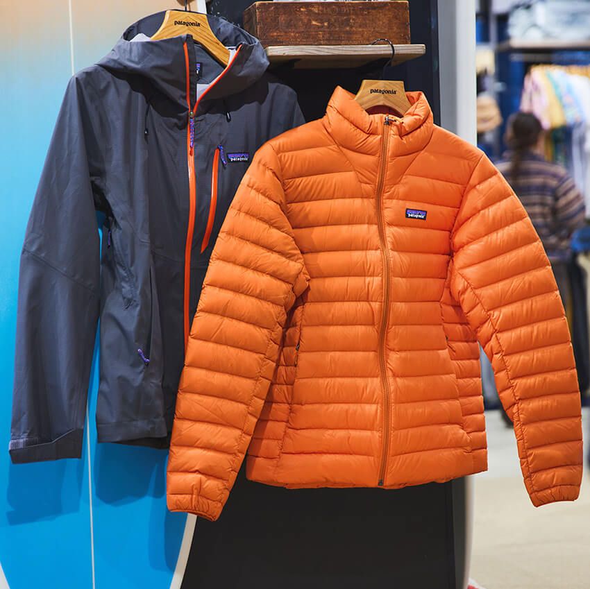 ［手前］「メンズ・ダウン・セーター」3万8500円、［奥］「メンズ・グラナイト・クレスト・レイン・ジャケット」 3万8500円／パタゴニア（パタゴニア日本支社 カスタマーサービス　0800-8887-447）