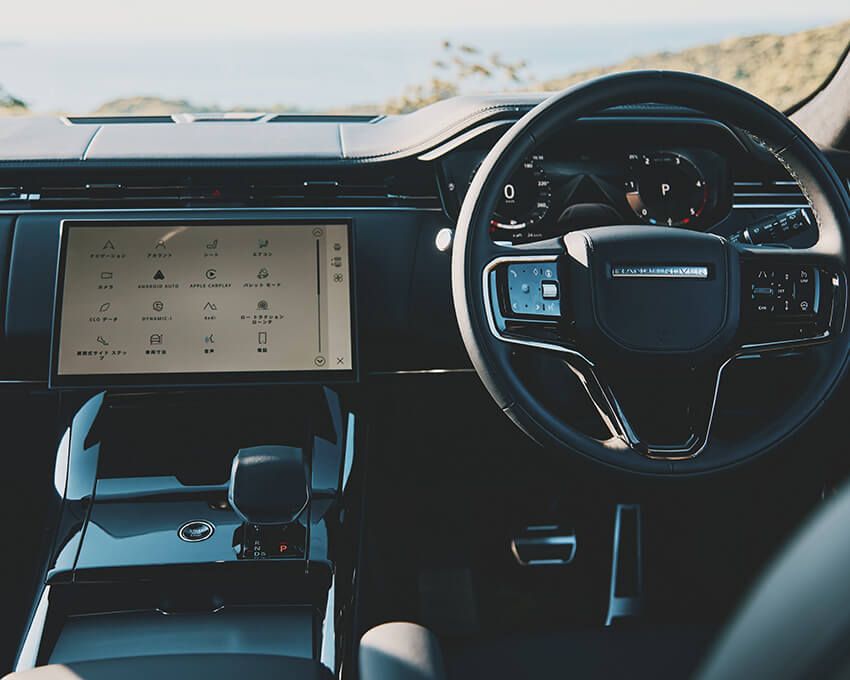 13.1インチ曲面型「フローティングガラス」のタッチスクリーン。直感的で使いやすい独自の次世代インフォテインメントシステムは、栄誉ある賞を受賞。