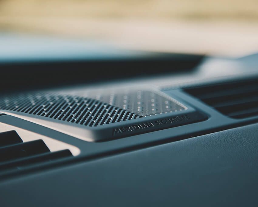 オーディオは英国を代表するブランド「メリディアン」製。最大12個のスピーカーとデュアルチャンネルサブウーファーを備える。