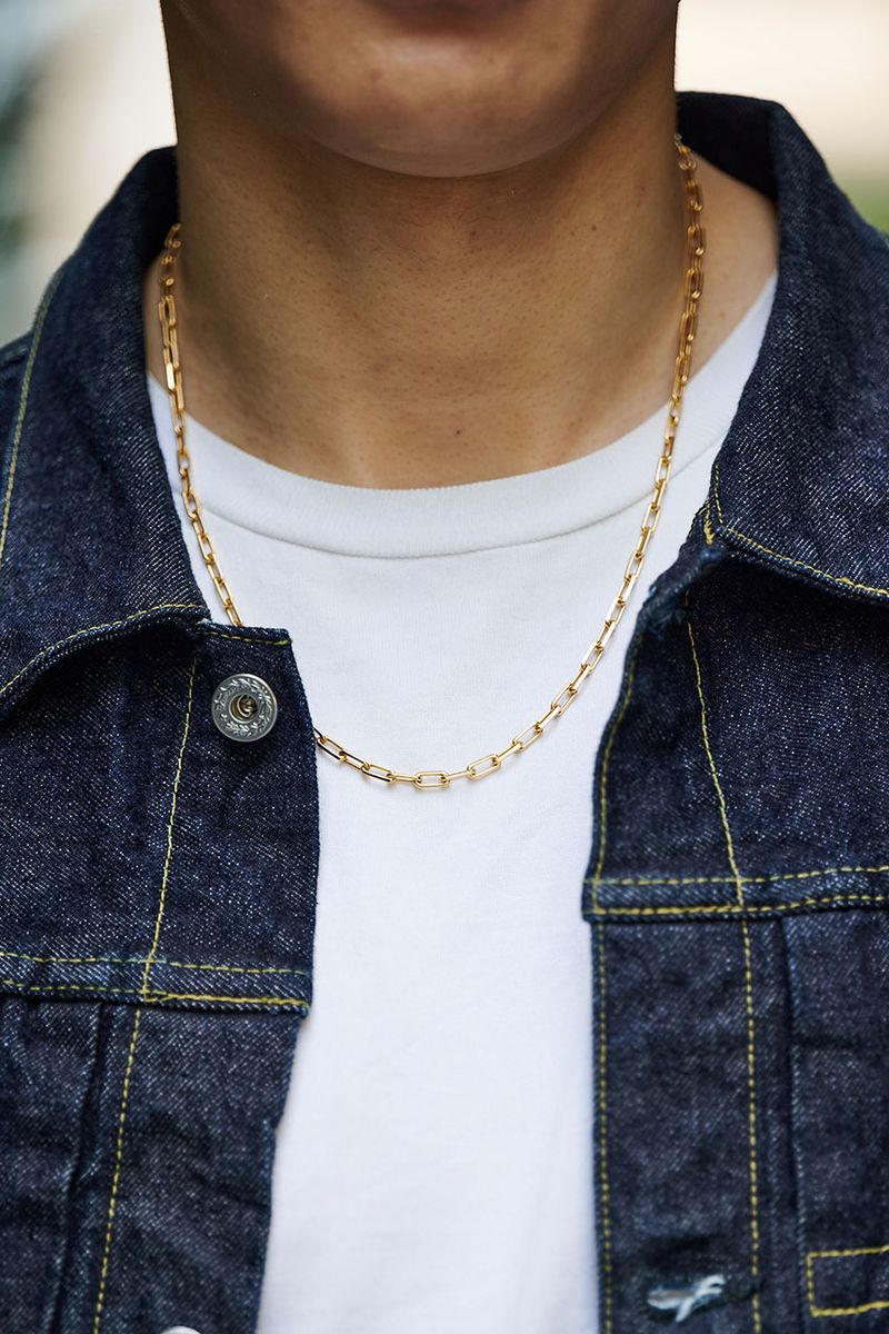 首元には、イエローゴールドのカルティエ“サントス”を。シンプルなチェーンタイプだから、トゥマッチな印象にならない。 「妻からのプレゼントで、肌身離さず着けている御守りでもあります」。