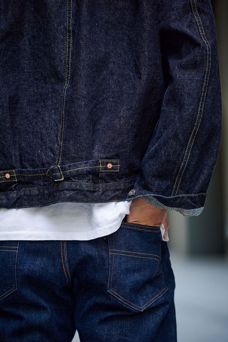 Gジャンとデニムは、発色と表情が微妙に異なるインディゴをチョイス。どちらもジャパンメイドで、古き佳き時代の味わいを再現している。「リーバイスのヴィンテージはもちろん、それを細部まで研究し尽くした日本の職人が手掛けた復刻版も好みです。最近はジャストフィットが気分」。
