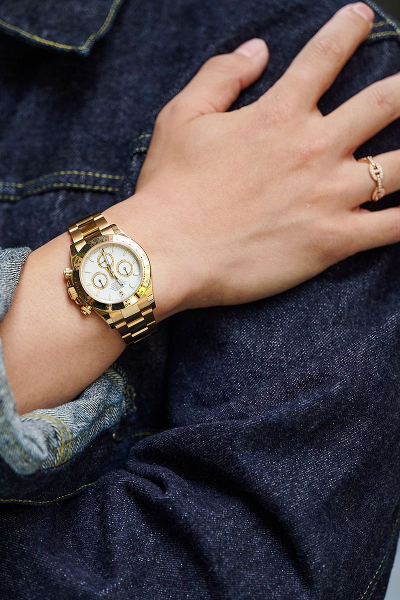 ロレックス デイトナとダイヤ入りの“シェーヌ・ダンクル”のリングを、ゴールド合わせ。煌びやかな小物を加えることで、デニムの粗野で無骨な印象が和らぐ。「デニムの上下の場合は、ゴールド小物は躊躇しないで複数着けします」。