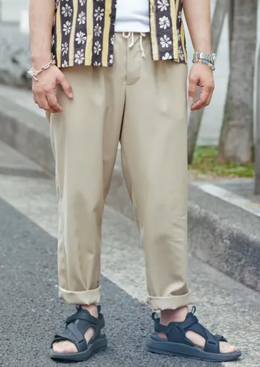 ユニクロ、マルニetc.人気の“ベージュ”パンツ、洒落者たちが選んだ“ディッキーズ以外”の選択肢 - 1枚目の画像