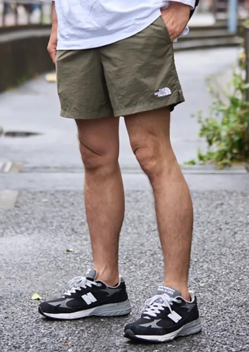 「ブラウンのショーツ」で“若々しさ”と“大人っぽさ”を両立させた3名の洒落者をスナップ！ - 1枚目の画像