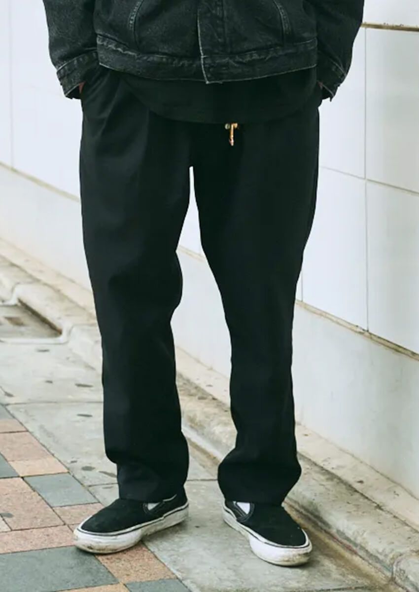 「その黒パンツ、どこのやつ？」に答えてくれた着こなし好例3選！“適度に緩く”が大人に人気 - 1枚目の画像