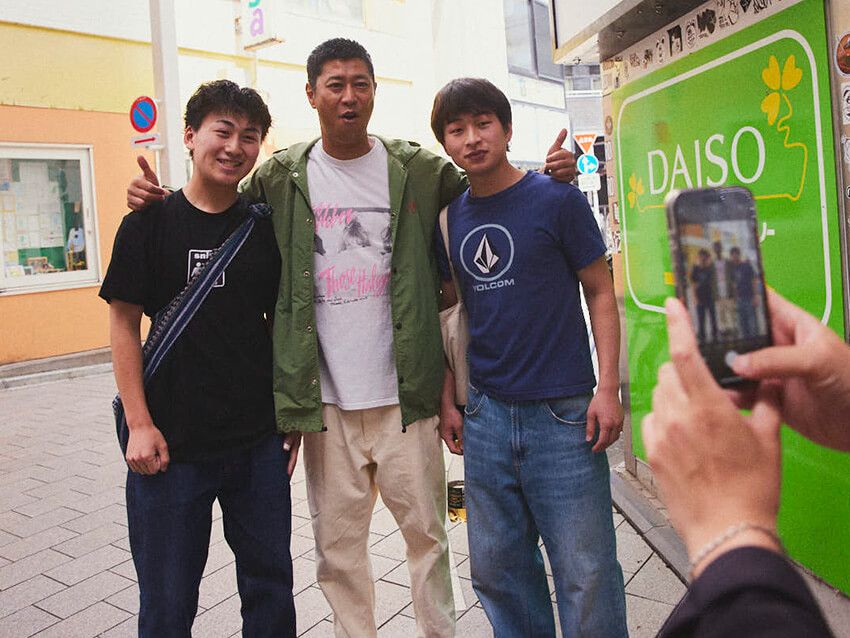 撮影中、ファンの男の子たちから声を掛けられ、気さくに撮影に応じる尾形さん。