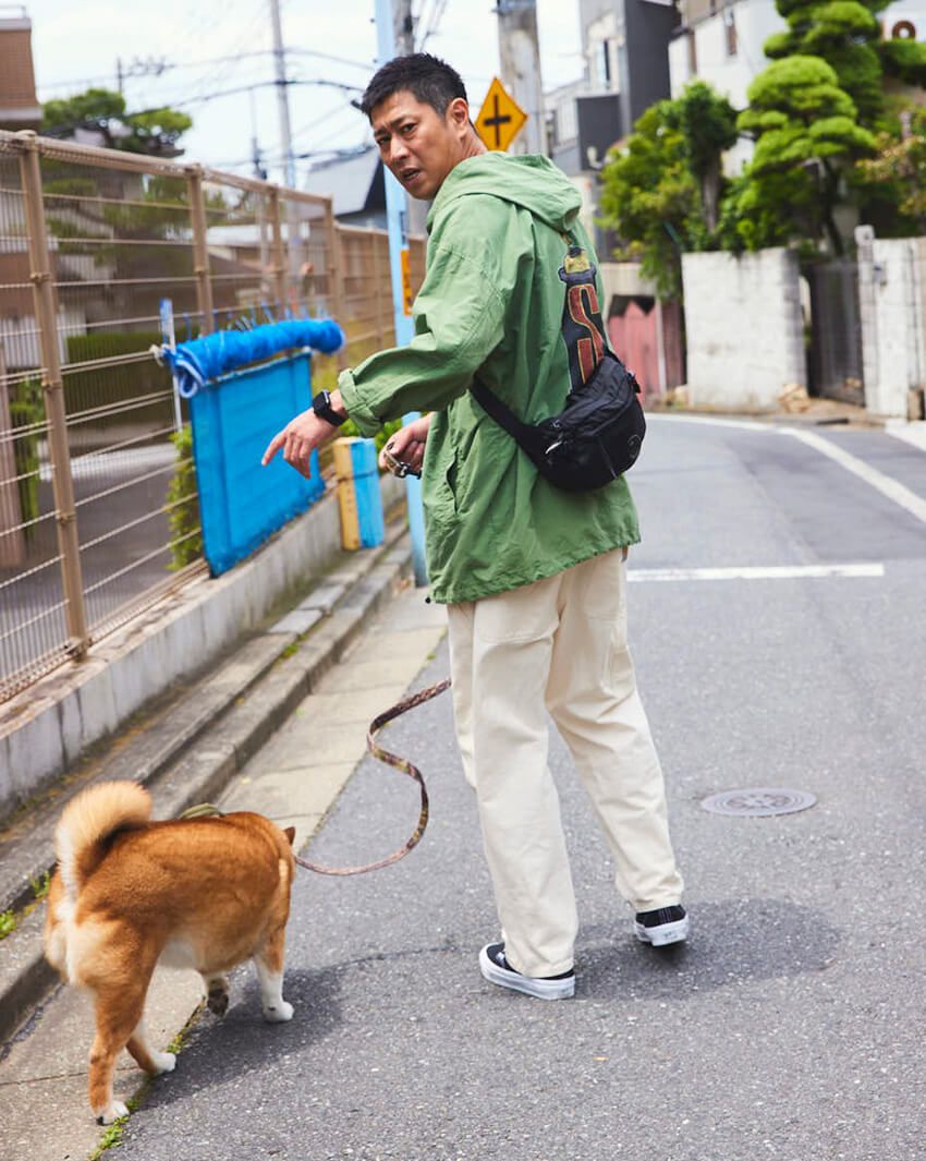 愛犬を散歩中のパンサー・尾形さんに突撃！ オールドステューシーにカーハート…本物のストリート愛 - 1枚目の画像