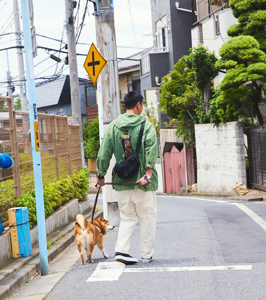 愛犬を散歩中のパンサー・尾形さんに突撃！ オールドステューシーにカーハート…本物のストリート愛 - 2枚目の画像