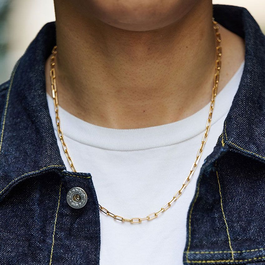 デニムスタイルにさりげなく“ゴールド”をプラス！ラフな装いに色気を加えた洒落者たち - 1枚目の画像