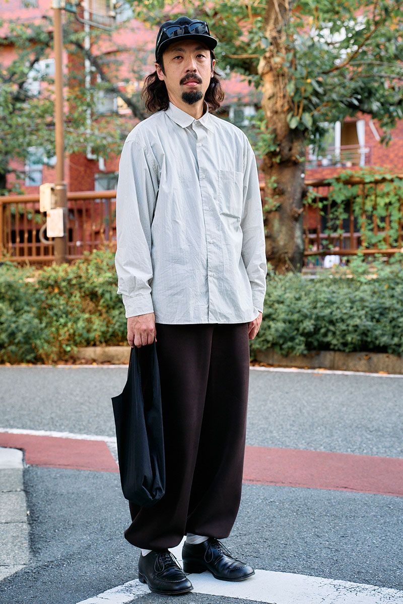 シャツ、パンツ＝ともにユニクロ　シューズ＝ペテロオラウム　帽子、バッグ＝ともにザエイチダブリュードッグアンドコー　眼鏡＝タイニーガーデン  