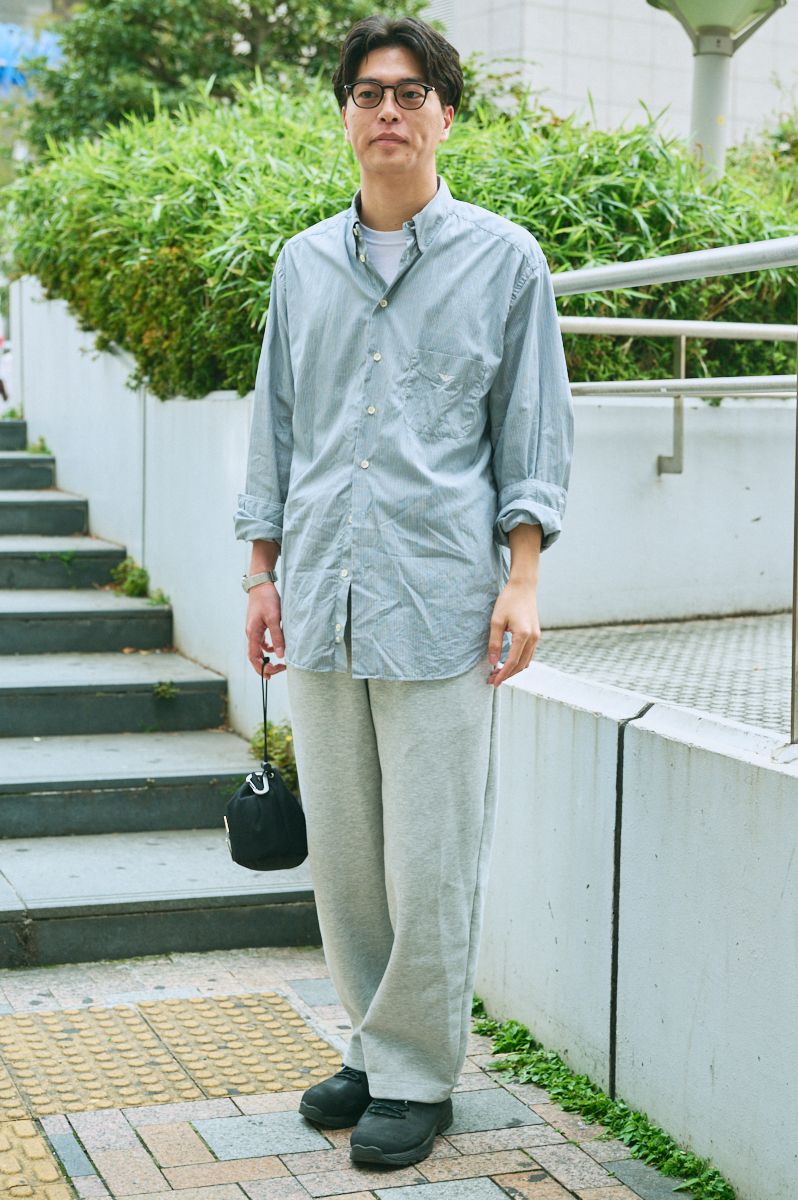 シャツ、シューズ＝古着