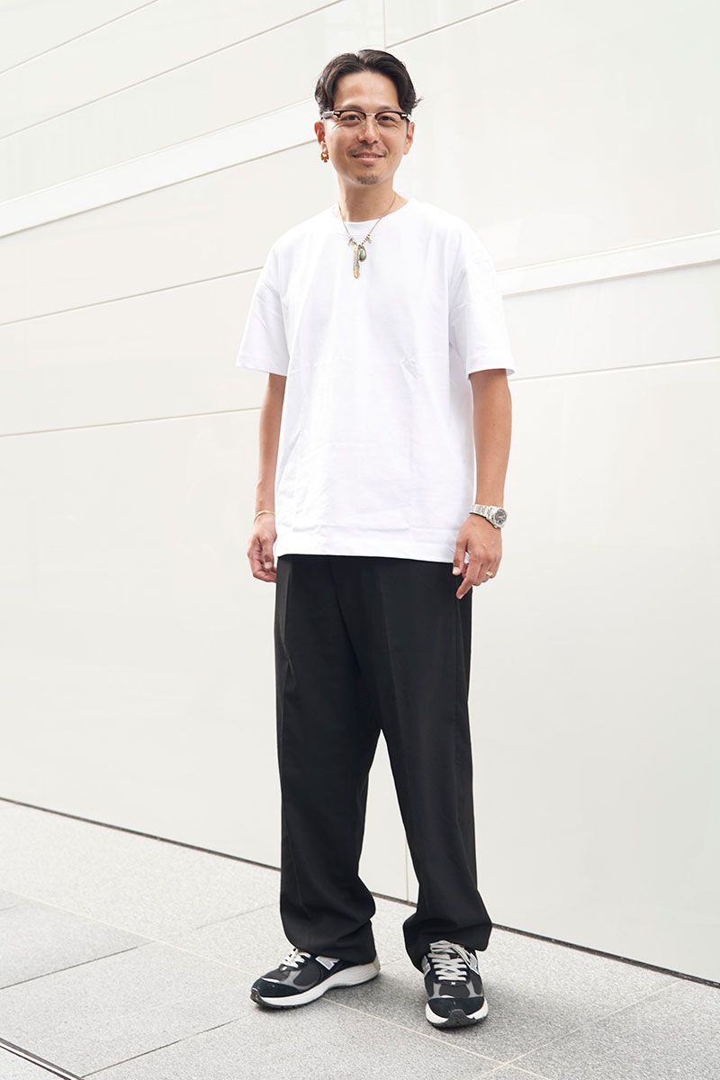 Tシャツ、パンツ=ともにザラ シューズ=ニューバランス 眼鏡=シュロン 腕時計=ロレックス ピアス=ザビンゴブラザーズ ネックレス=ゴローズ リング=テンダーロイン