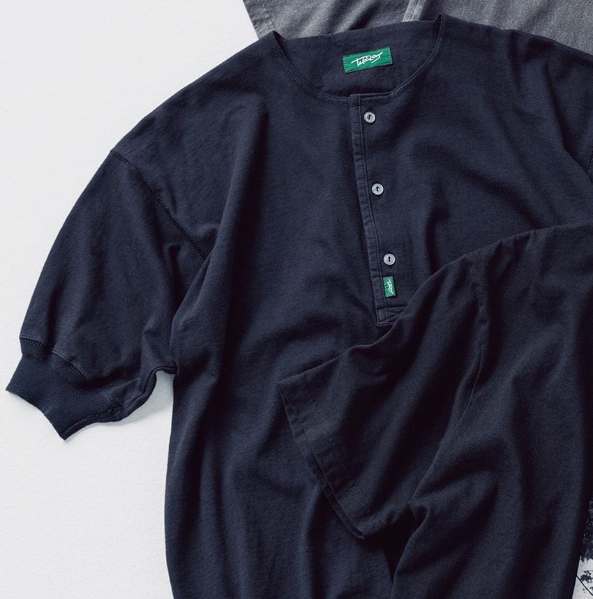 休日こそ“黒Tシャツ”が頼りになる！ユーズド風やグラフィック系でヌケ感もマシマシに - 2枚目の画像