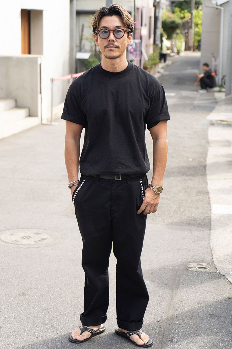 Tシャツ＝ロサンゼルスアパレル　パンツ＝シュプリーム　シューズ＝アイランドスリッパ　眼鏡＝アイヴァン　腕時計＝ロレックス　バングル＝クロムハーツ