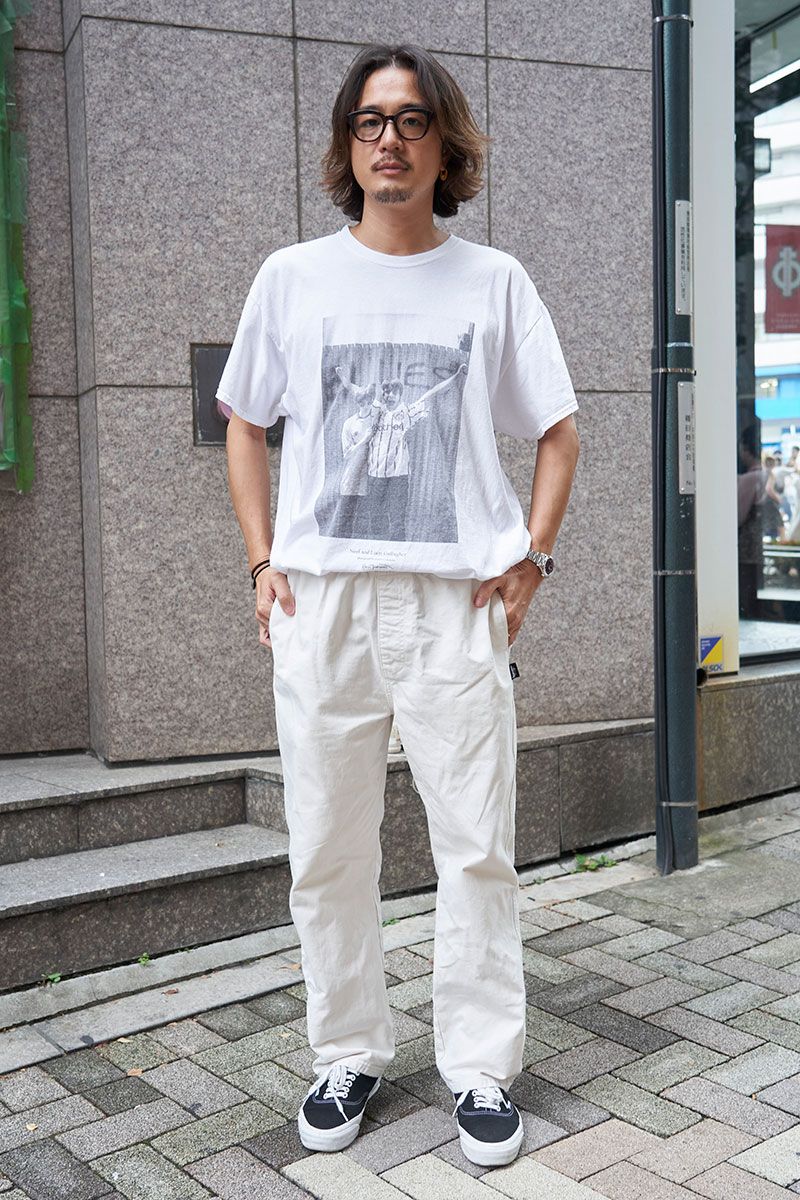 Tシャツ＝ジャーナルスタンダード　パンツ＝ステューシー　シューズ＝ヴァンズ　眼鏡＝ブラン×アイシンク　腕時計＝ロレックス　ピアス＝ザビンゴブラザーズ